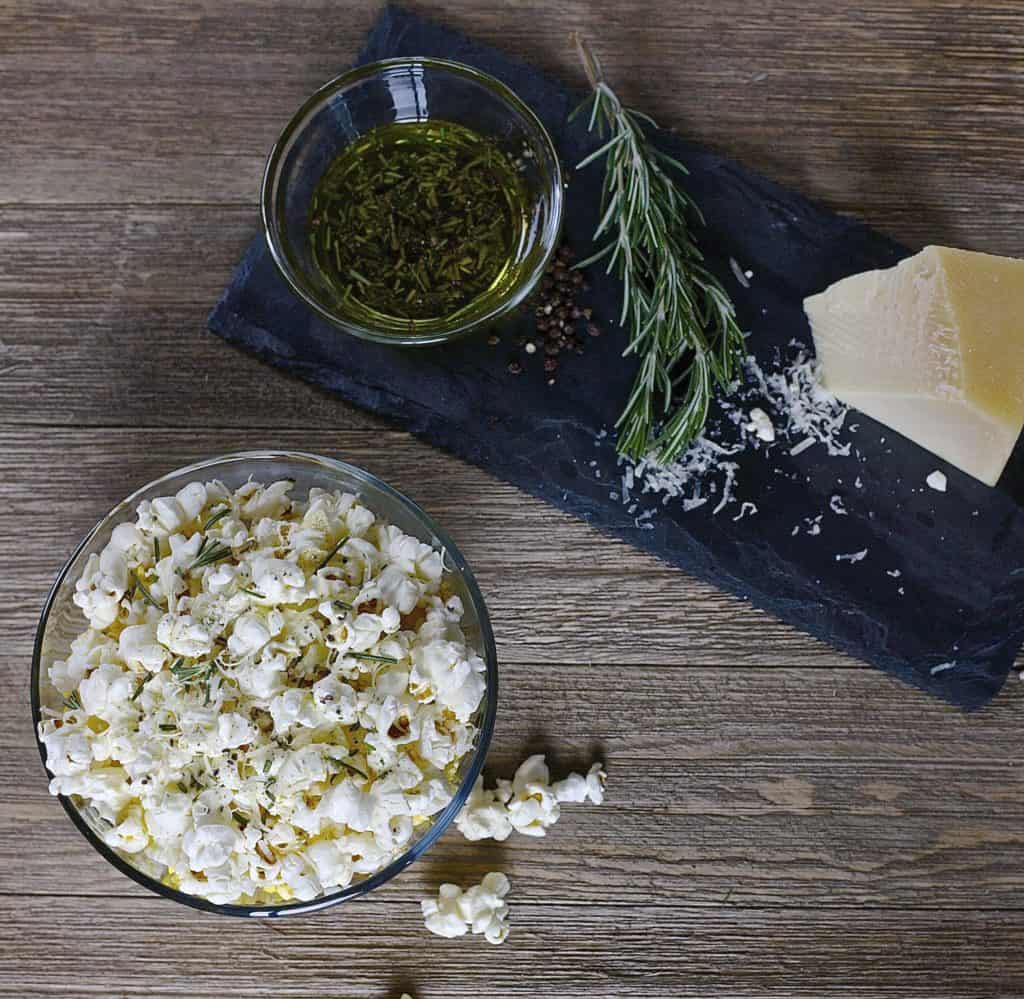 rosemary parmesan popcorn1