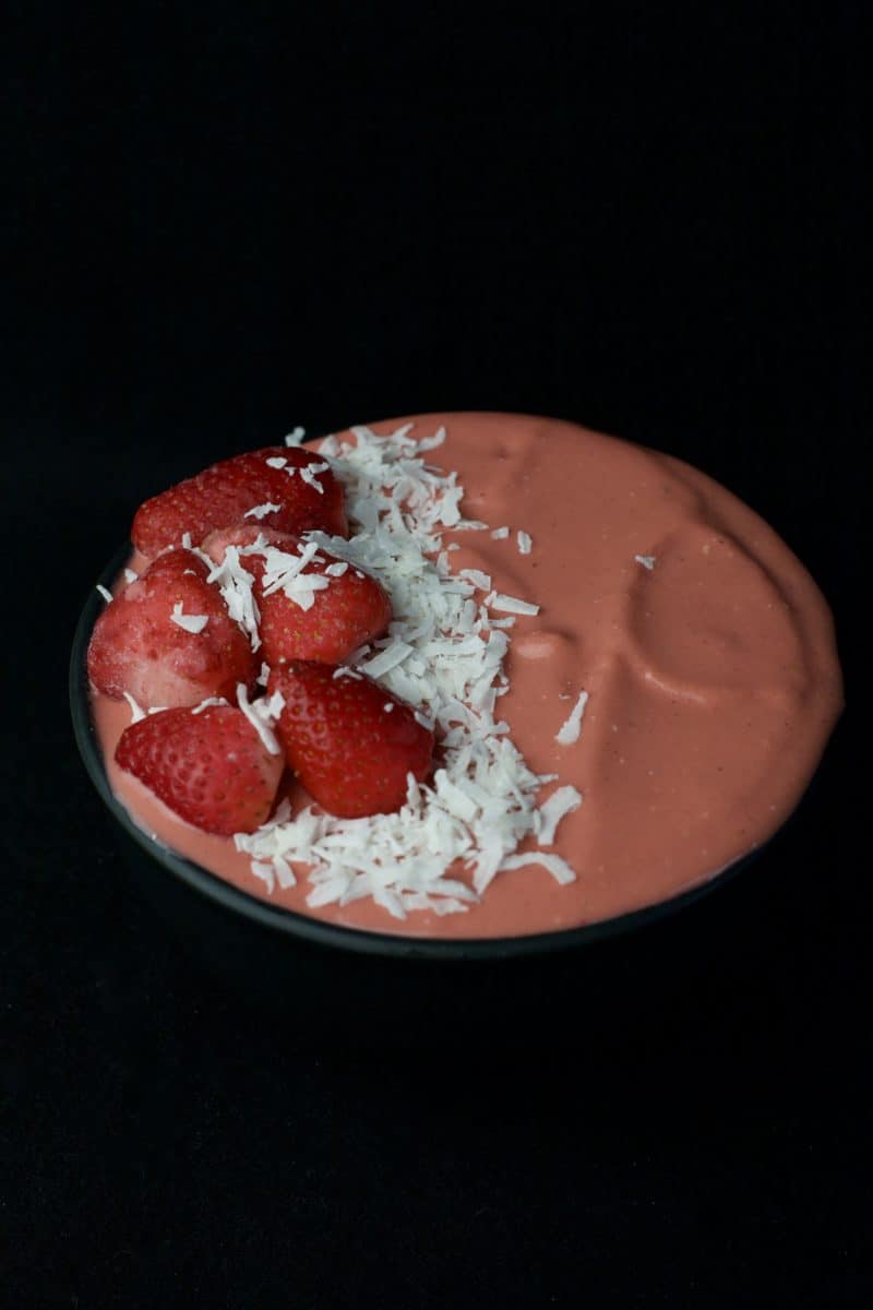 strawberry coconut smoothie bowl4