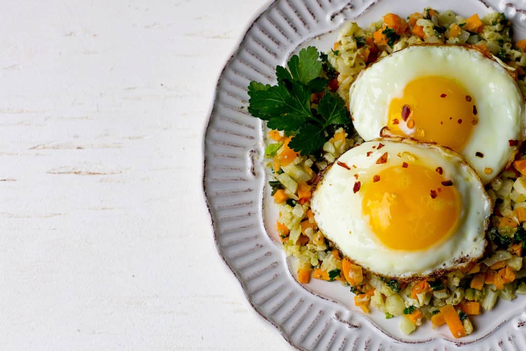 plate of green giant fresh vegetable bowls with 2 eggs
