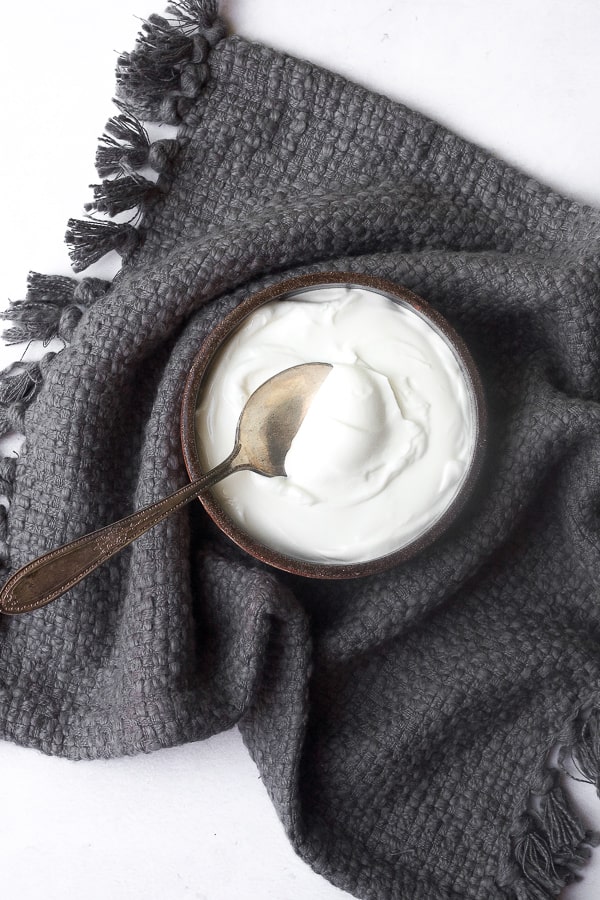 bowl of greek yogurt - tips for choosing a yogurt at the store