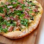 arugula and prosciutto pesto pizza