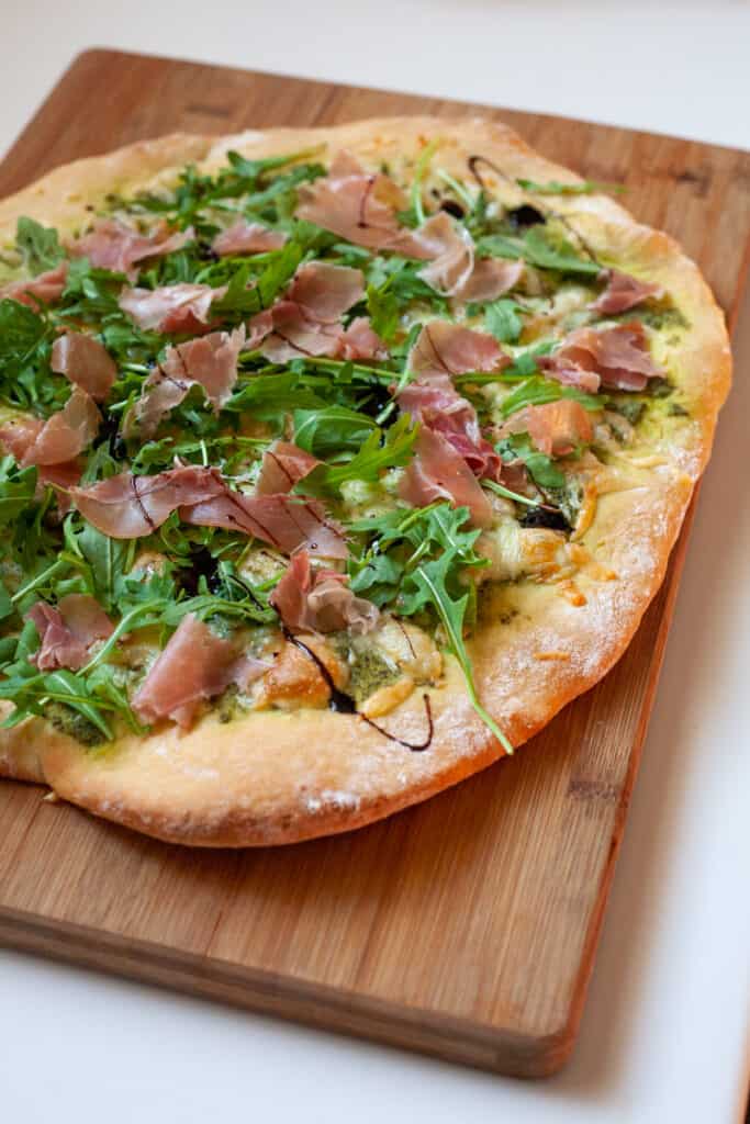 arugula and prosciutto pesto pizza